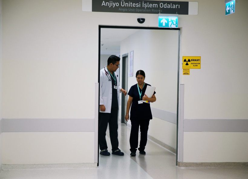 Çocukken yanında oynadığı serviste şimdi doktor: Anne-oğul aynı hastanede çalışıyor - Resim : 5