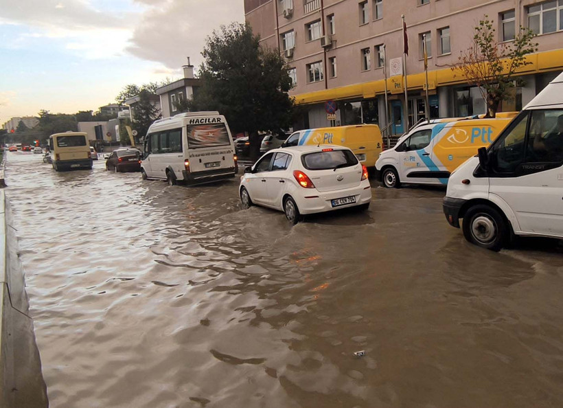 Sağanak bastırdı, yollar göle döndü - Resim: 3