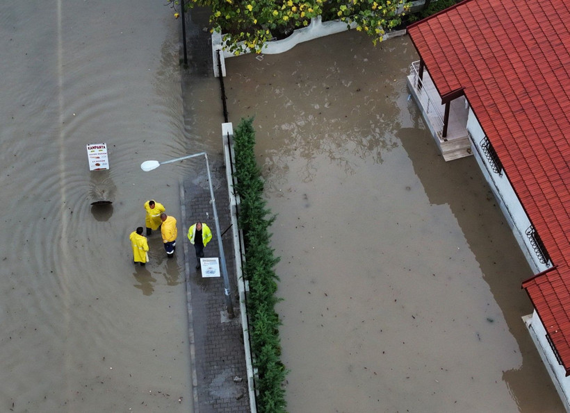 Sussuzlukla boğuşan İzmir'i sağanak vurdu - Resim: 4