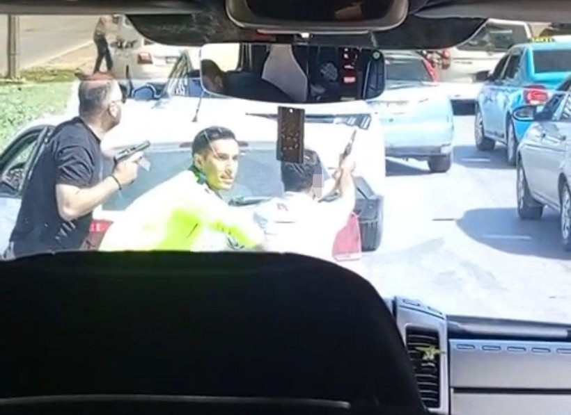 Kız arkadaşı ile birlikte taksiciyi rehin alıp, polisle &ccedil;atıştı - Resim : 2