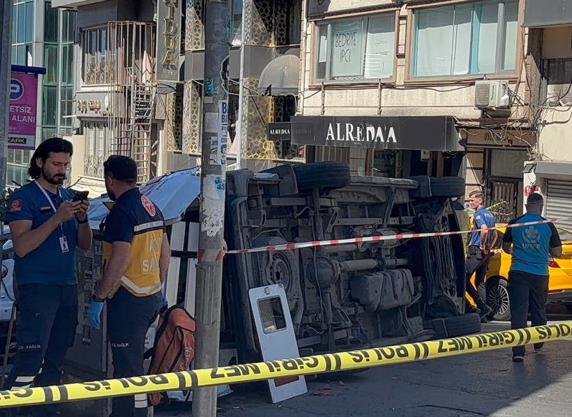 İETT otobüsü ile ambulans çarpıştı: 5 yaralı - Resim : 1