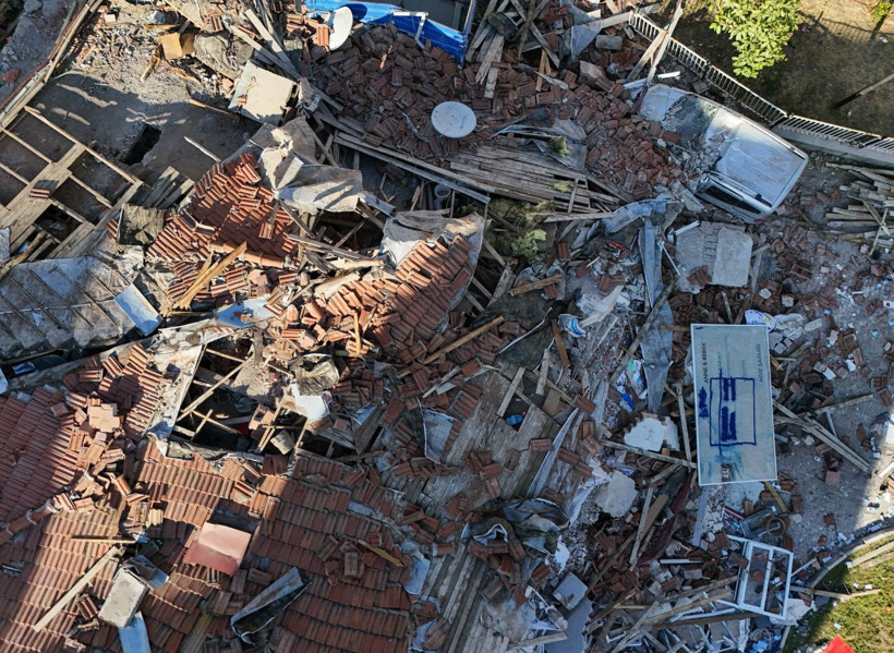 Balıkesir Sındırgı depreminden can yakan kareler - Resim: 52