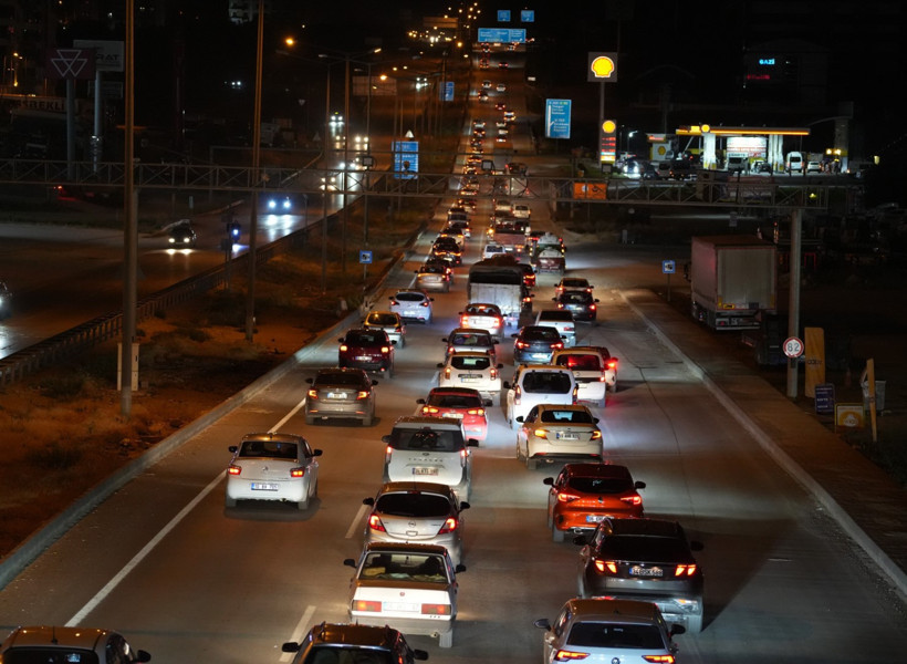 43 ilin geçiş güzergahında gece yarısı trafik yoğunluğu - Resim : 2