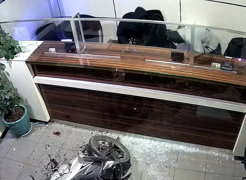 Ciple kepengi kırıp döviz bürosunu soydular - Resim : 1