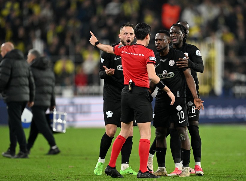 Futbolun kuralları değil, renklerin çıkarları geçerli - Resim : 1