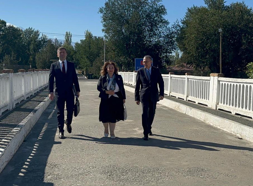 Türkiye-Ermenistan arasında kritik görüşme: Sınırda buluştular - Resim : 1