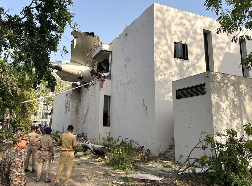 Hindistan'da 244 yolcu taşıyan uçak düştü - Resim : 1