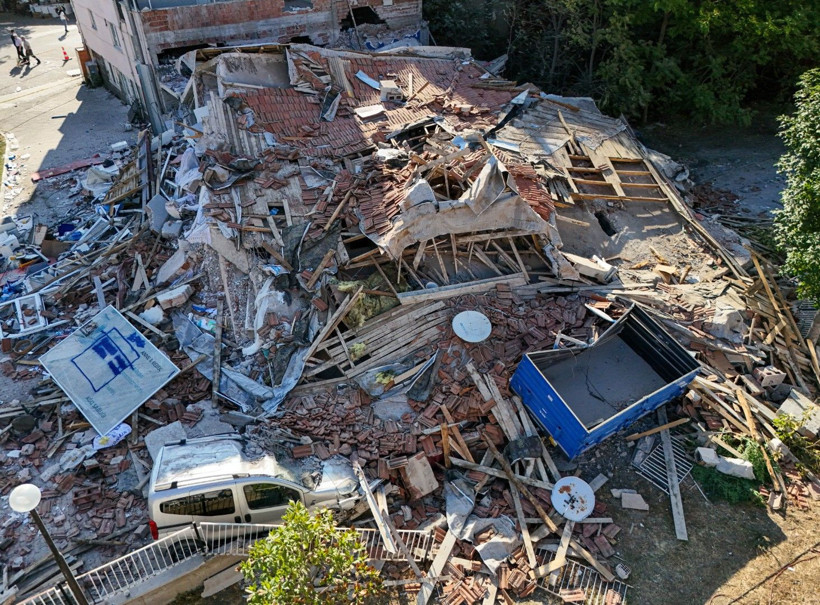 Balıkesir Sındırgı depreminden can yakan kareler - Resim: 47