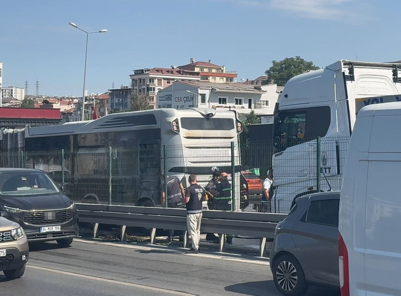 Avcılar'da metrobüste yangın: Yolcular tahliye edildi - Resim : 1