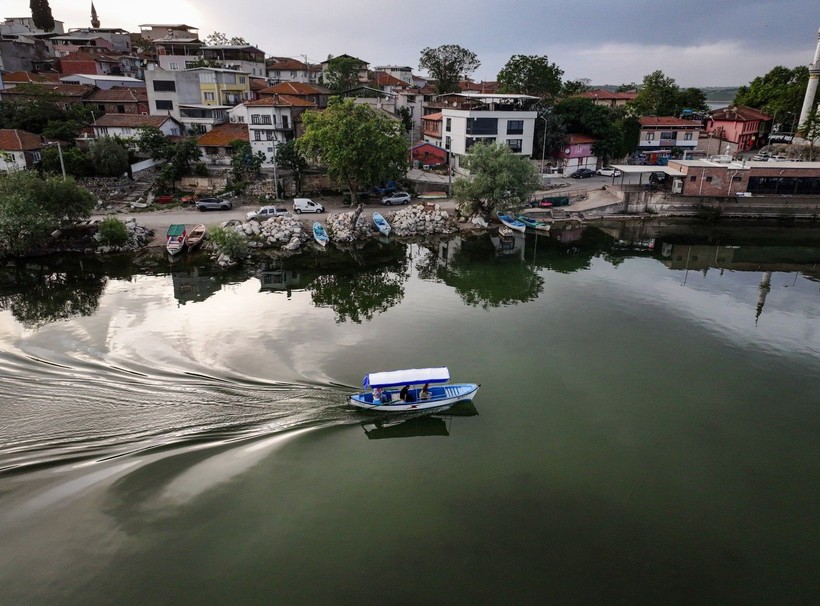 'Küçük Venedik' Gölyazı'nda kadın kaptanlar turizme yön veriyor - Resim: 12