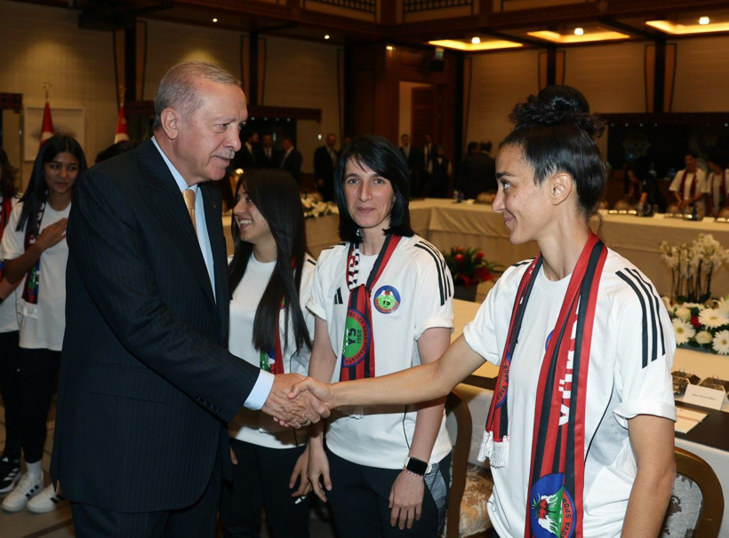 Kupayı Erdoğan'a götürdüler - Resim: 4