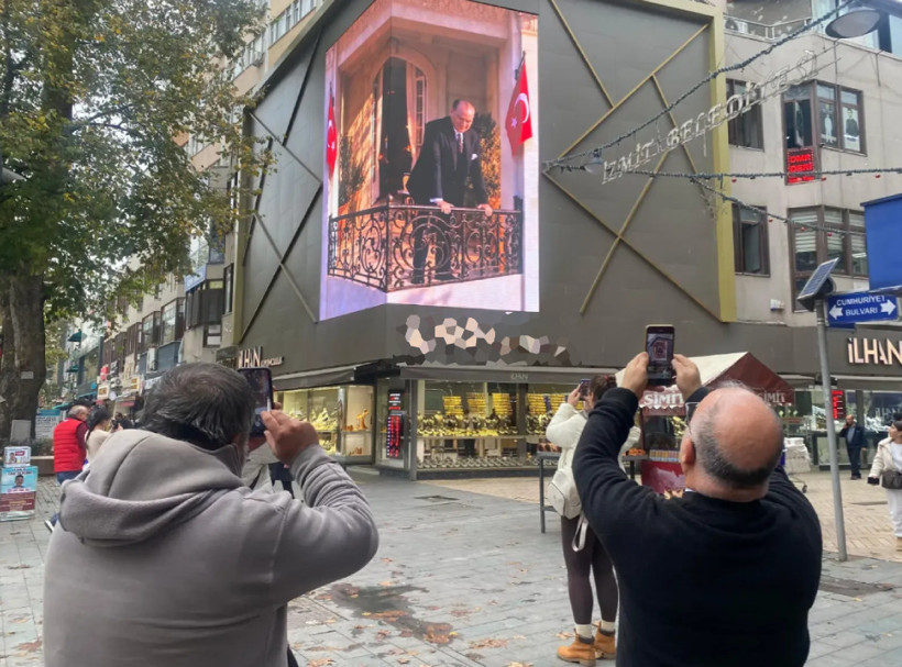 Balkonda Atatürk belirdi! Herkese el salladı - Resim : 3