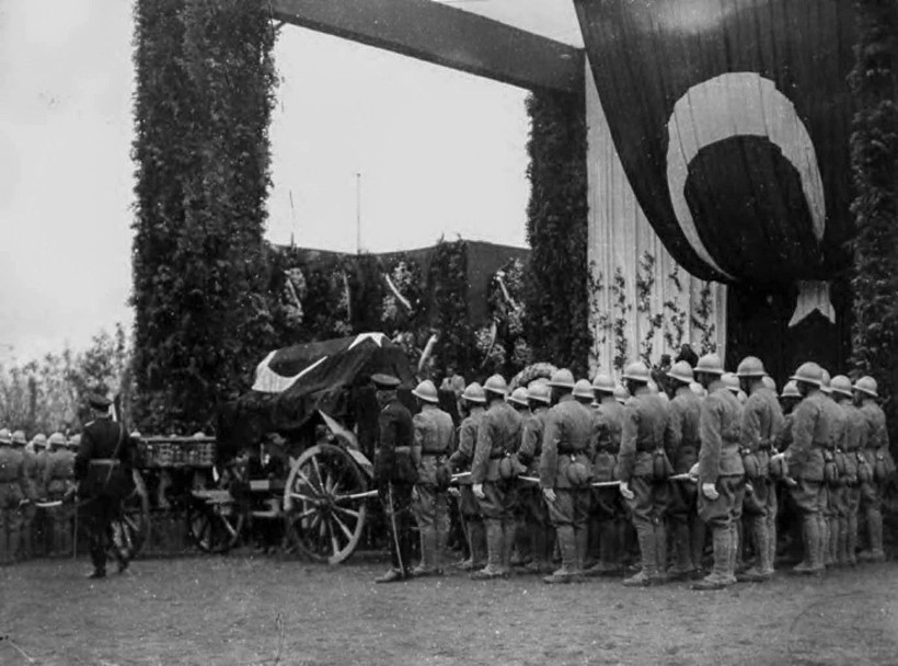 Gözyaşlarıyla tarihe geçen anlar: Atatürk’ün cenaze yolculuğu - Resim: 41