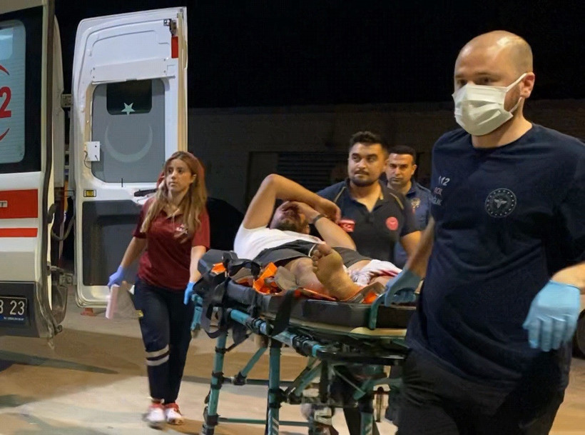 Yol kenarında otururken tüfekle vuruldu - Resim : 1