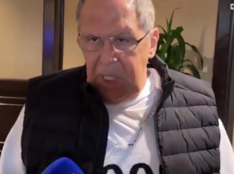 Lavrov Alaska'ya üzerinde 'SSCB' yazılı kazakla gitti - Resim : 1