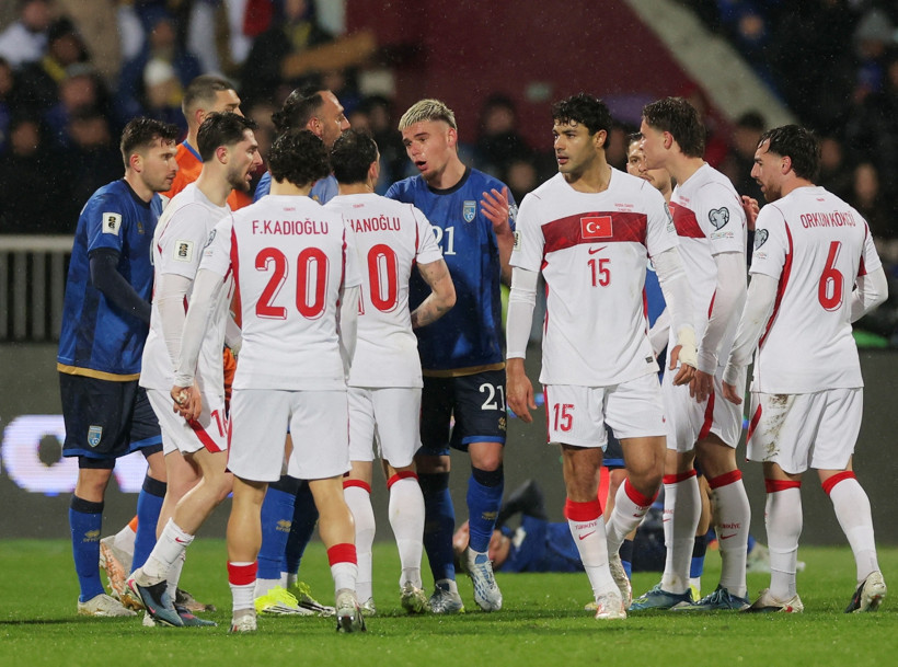 Kosova-Türkiye maçında saha karıştı - Resim : 1