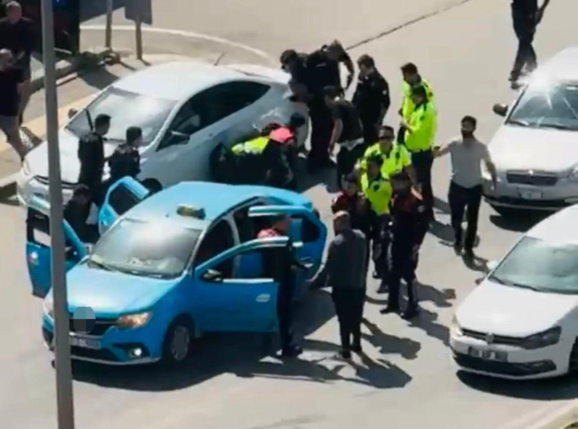 Kız arkadaşı ile birlikte taksiciyi rehin alıp, polisle &ccedil;atıştı - Resim : 1