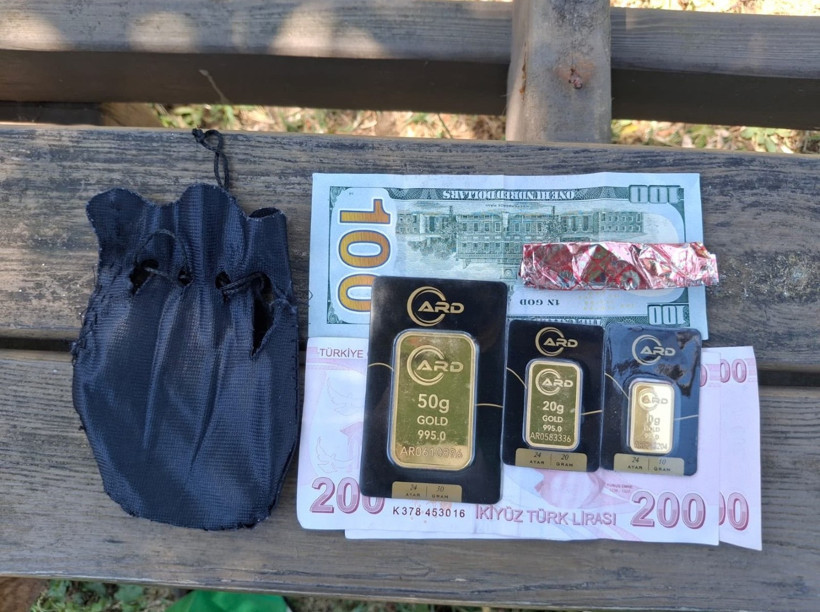 Plajda bulduğu 500 bin liralık altın kesesini polise teslim etti - Resim : 1