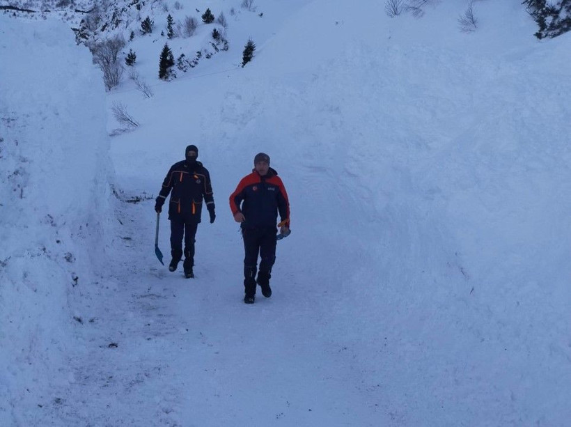 Posof’ta cami ve lojmanın üzerine çığ düştü - Resim: 2