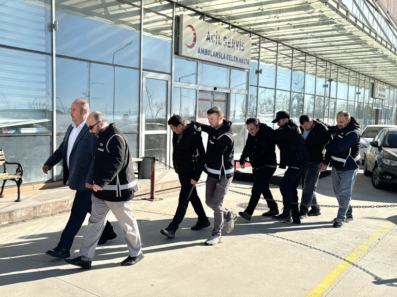 Belediye başkanı adliyeye böyle götürüldü - Resim : 2