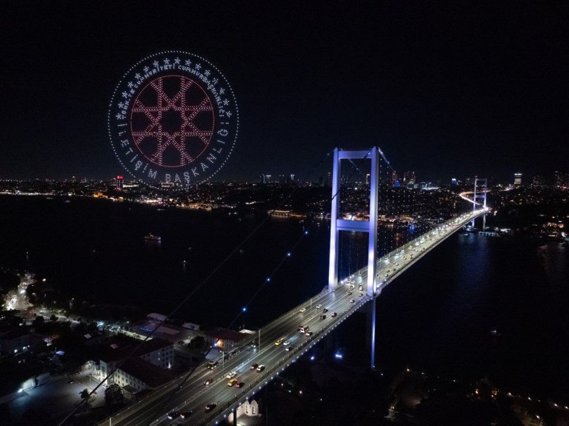 15 Temmuz Şehitler Köprüsü semalarında drone gösterisi - Resim: 10