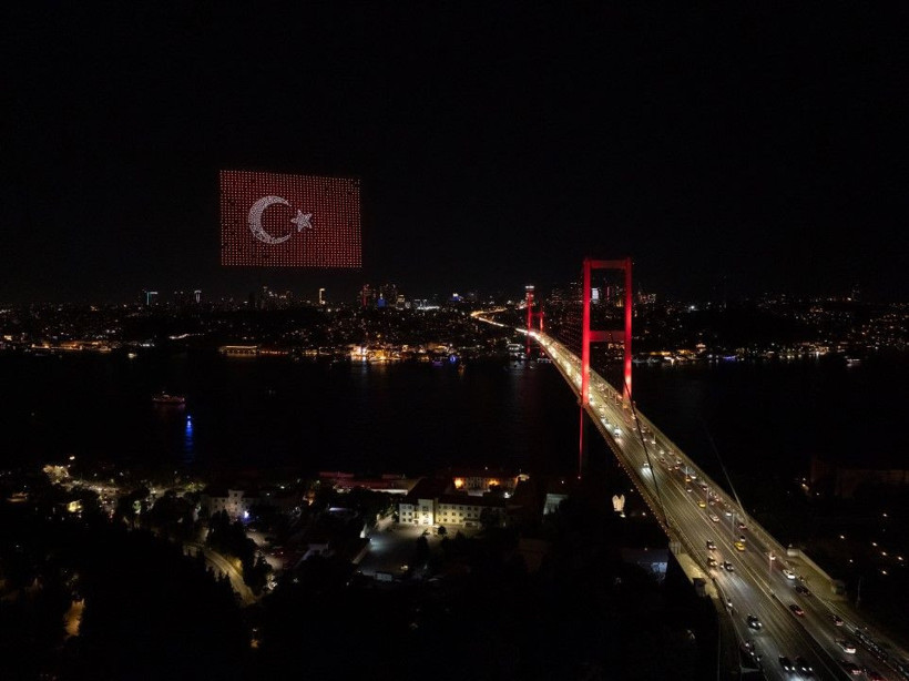 15 Temmuz Şehitler Köprüsü semalarında drone gösterisi - Resim: 19