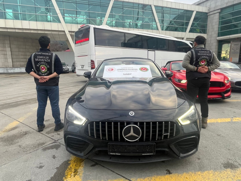 Lüks araçları turist gibi ülkeye sokmuşlar - Resim : 2