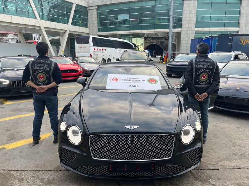 Lüks araçları turist gibi ülkeye sokmuşlar - Resim : 1