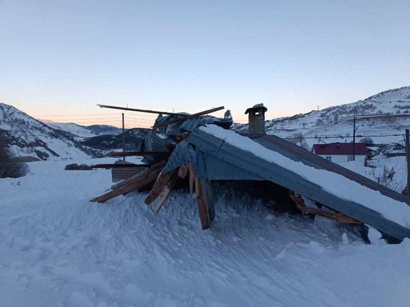 Posof’ta cami ve lojmanın üzerine çığ düştü - Resim: 1