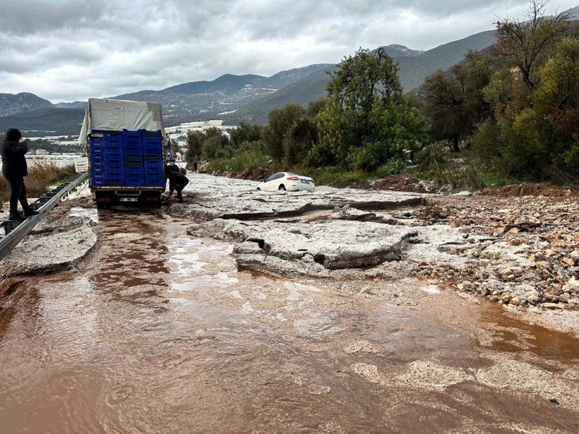 Dolu ve sel kâbusu: Karayolu ulaşıma kapandı - Resim: 1