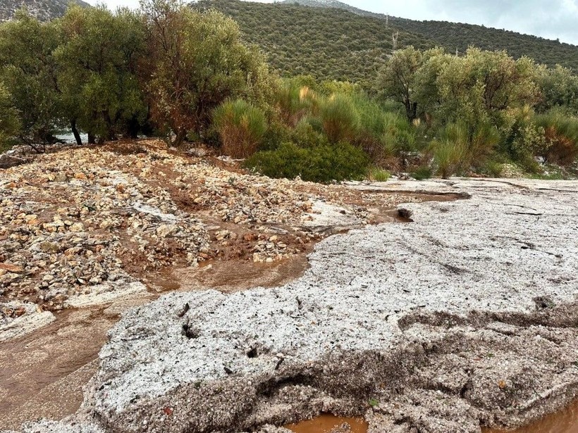 Dolu ve sel kâbusu: Karayolu ulaşıma kapandı - Resim: 7