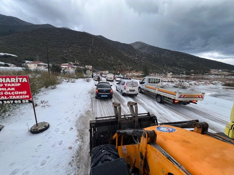 Dolu ve sel kâbusu: Karayolu ulaşıma kapandı - Resim: 10