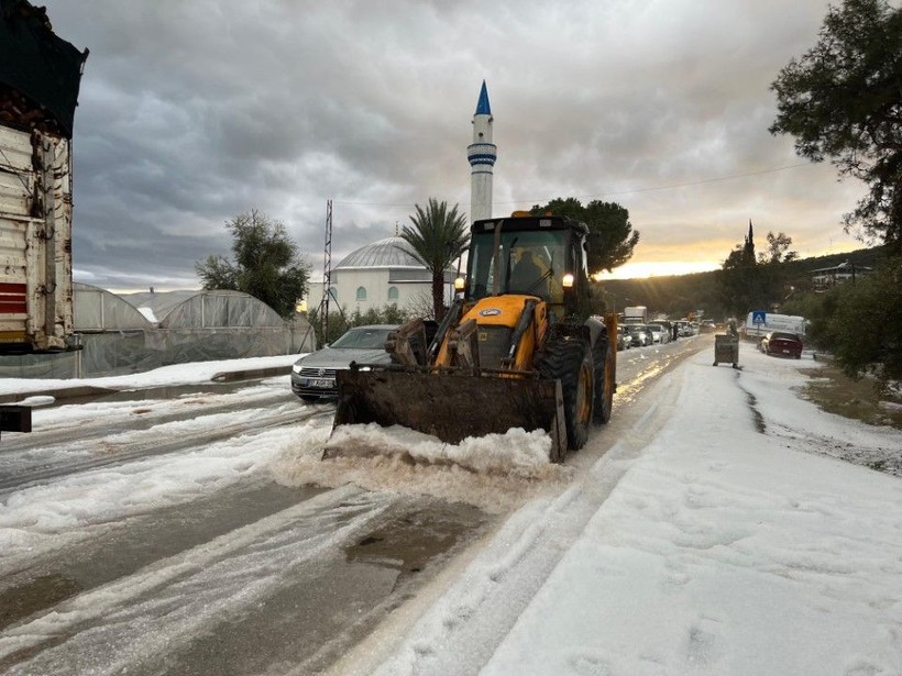 Dolu ve sel kâbusu: Karayolu ulaşıma kapandı - Resim: 11