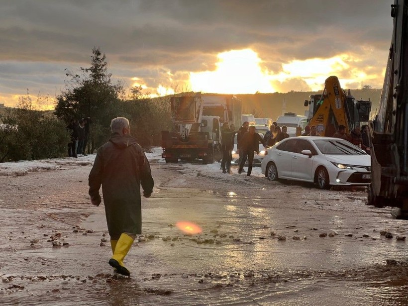 Dolu ve sel kâbusu: Karayolu ulaşıma kapandı - Resim: 12