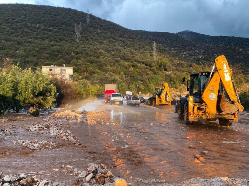 Dolu ve sel kâbusu: Karayolu ulaşıma kapandı - Resim: 16