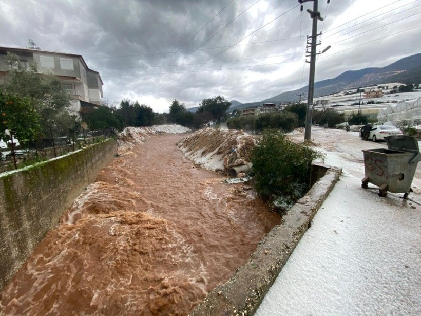 Dolu ve sel kâbusu: Karayolu ulaşıma kapandı - Resim: 17