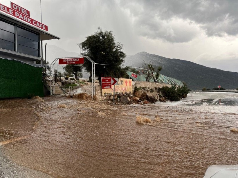 Dolu ve sel kâbusu: Karayolu ulaşıma kapandı - Resim: 27