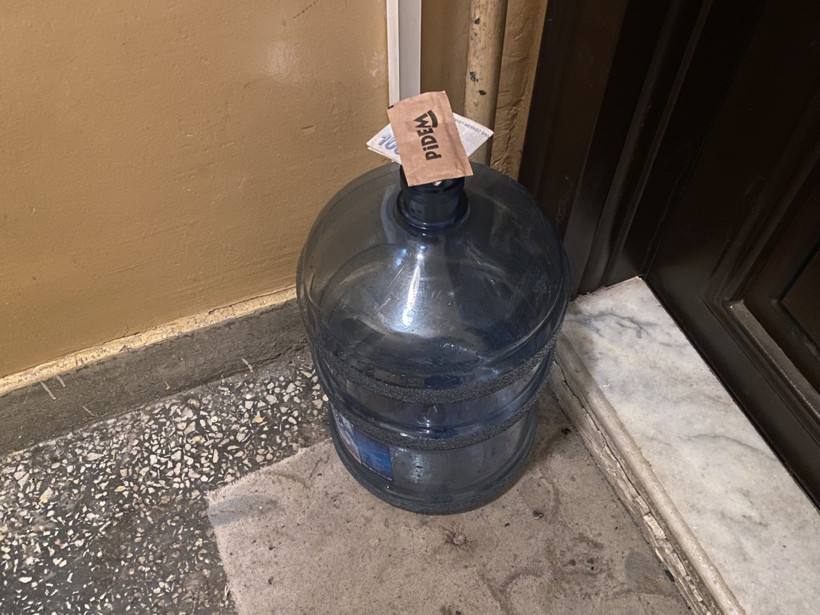 Apartman kapısındaki not: Kapatmayın, zaten çalınacak bir şey yok - Resim : 1