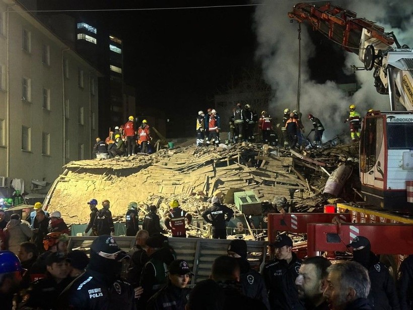 Konya'da bina çöktü: Olay yerinden ilk fotoğraflar - Resim: 16