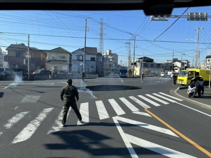 Çöken yol kamyoneti yuttu - Resim : 2