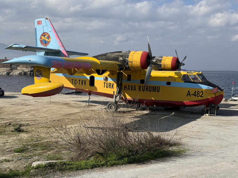 Yangın söndürme uçağı çocuklara oyuncak oldu - Resim : 3