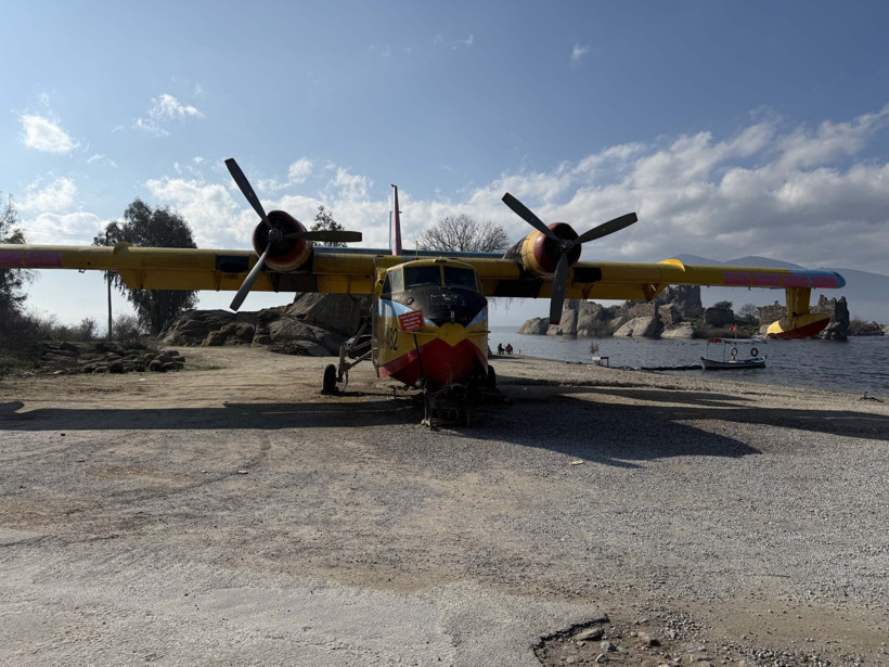 Yangın söndürme uçağı çocuklara oyuncak oldu - Resim : 2