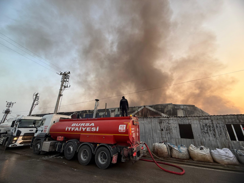 Bursa'da fabrika yangını: Dumanlar şehri sardı - Resim : 1