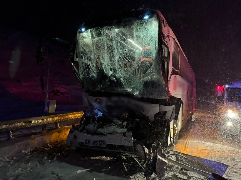 Yolcu otobüsü duran TIR'a çarptı: 1 ölü, 13 yaralı - Resim : 1