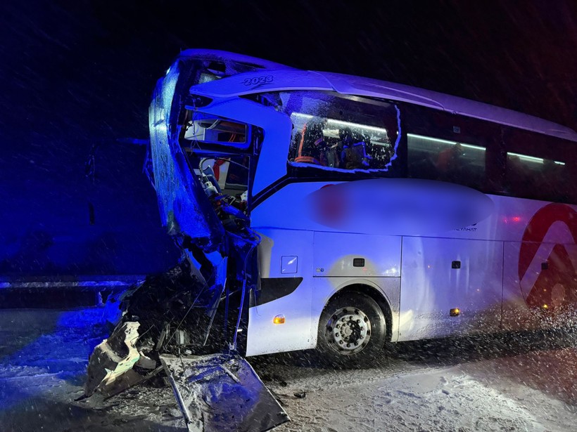 Yolcu otobüsü duran TIR'a çarptı: 1 ölü, 13 yaralı - Resim : 2