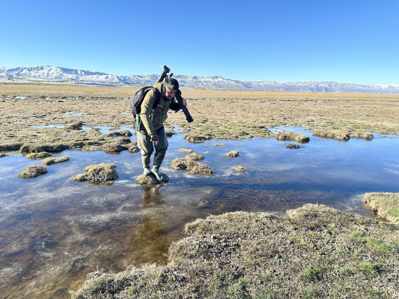 Doğa yürüyüşçüleri tesadüfen şahit oldu: Aniden yerin altından toprak fışkırdı - Resim : 1