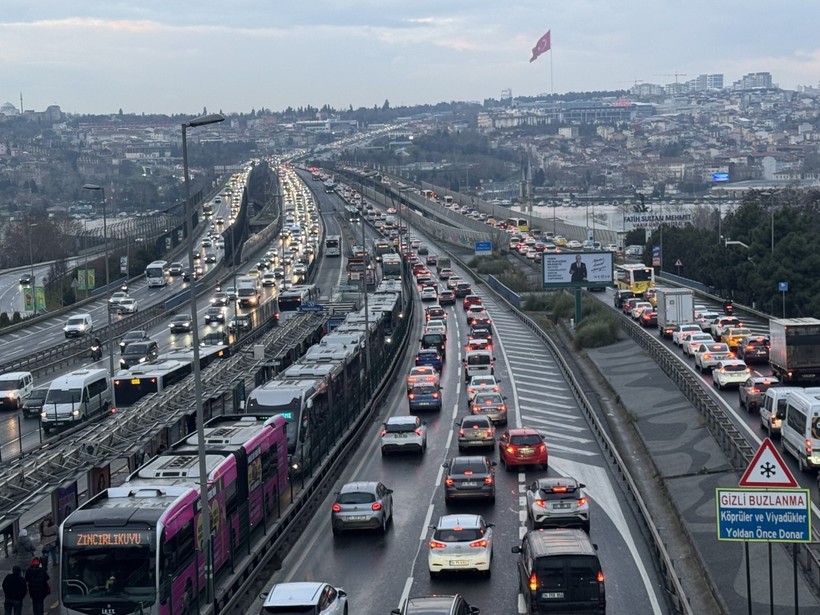 İstanbul'da kar yağışı: Yollar beyaza büründü - Resim : 2