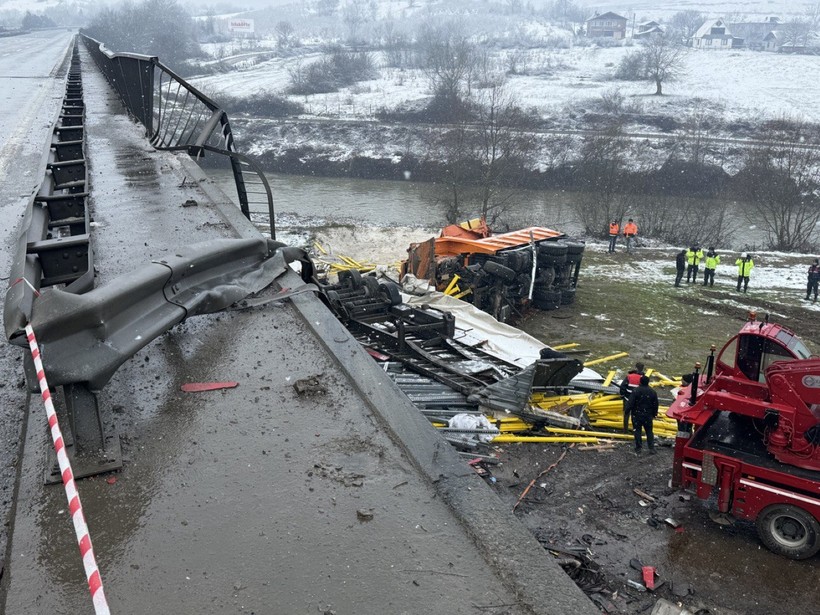 Düzce'de feci kaza: Köprüden uçup öldüler - Resim : 3