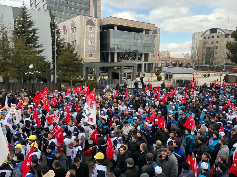 Madenciler, bakanlığın kapısına dayandı - Resim : 4