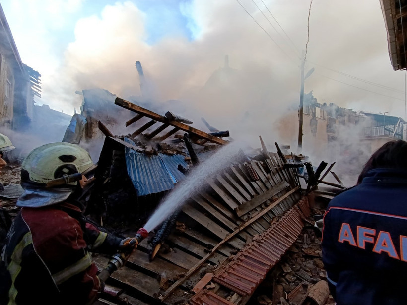 Uşak'ta zincirleme ev yangını - Resim : 2